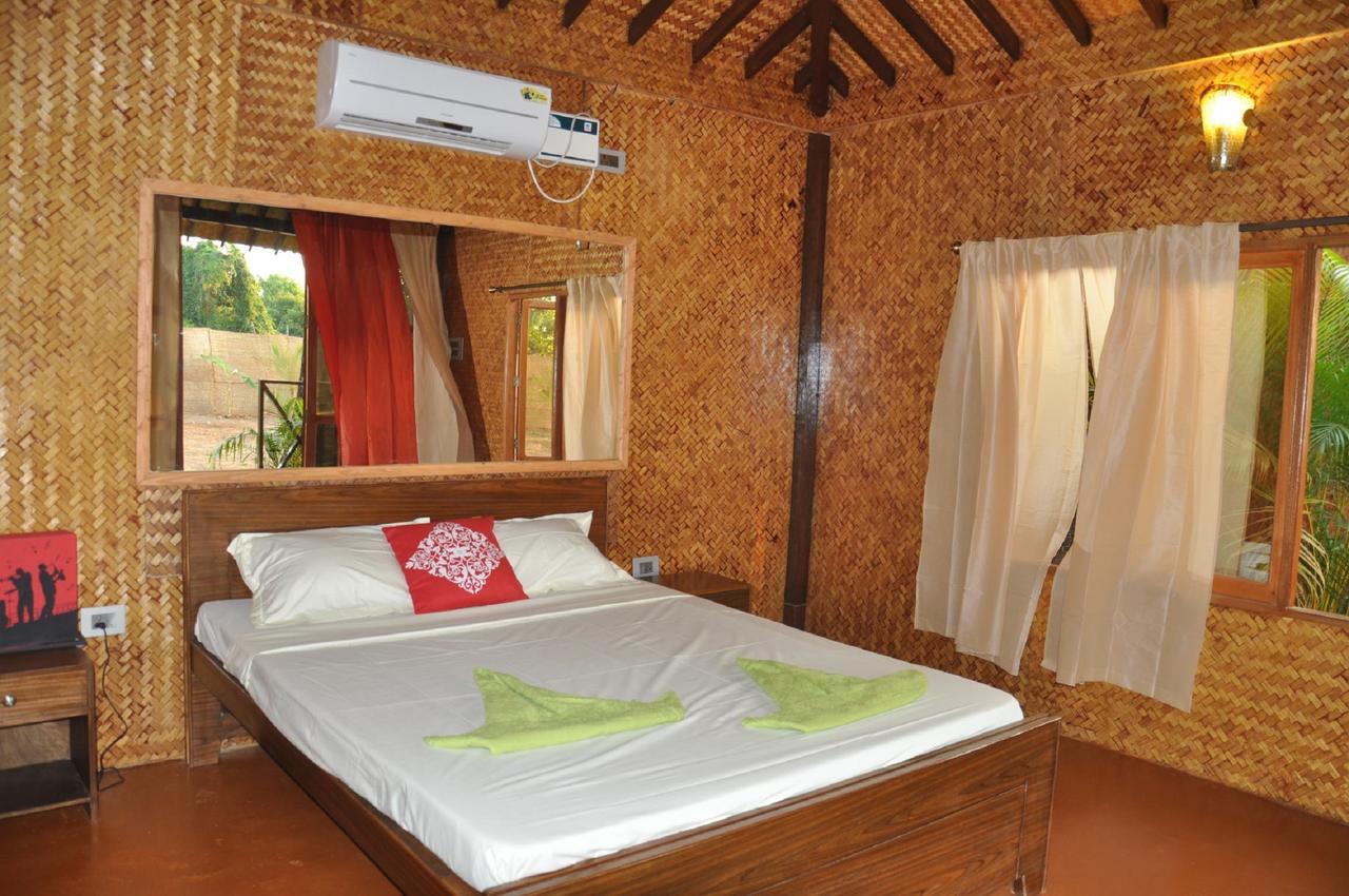 Rock Water Resort Morjim Bilik gambar